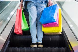 Romanii nu se uita la bani cand merg la mall. In 2024 cheltuie mai mult decat anul trecut