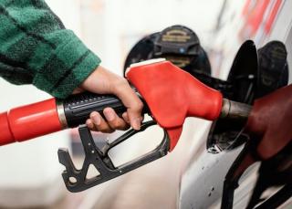 Benzina si motorina, mai scumpe de la 1 ianuarie 2024. Creste acciza la carburant, cat vor plati soferii din Romania la pompa