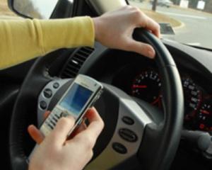 63% dintre americanii cu varsta pana in 30 de ani folosesc telefonul in timp ce sunt la volan