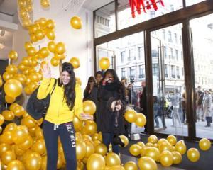 Noua colectie H&M, cumparata de londonezi in TREI ore