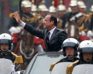 Francois Hollande isi reduce salariul cu 30%