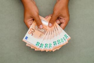 Economia zonei euro schiopateaza, dar macar nu intra in criza