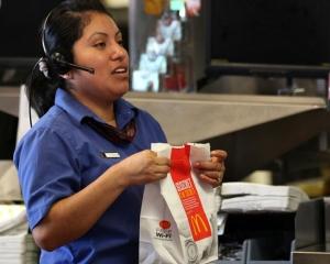 McDonald's va angaja 2.500 de persoane in Marea Britanie in 2012