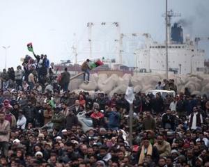 Gadhafi le vorbeste oamenilor din Tripoli