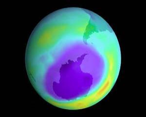 Gaura de ozon de la Polul Nord se deplaseaza catre Romania