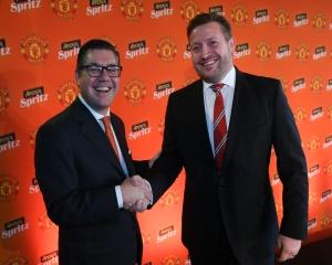 Aperol devine partenerul global pe segmentul de bauturi alcoolice al Manchester United