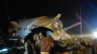 Un avion Air India s-a prabusit la aterizare si s-a rupt in doua: La bord se aflau aproximativ 200 de persoane