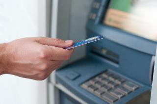 Bani de la bancomat fara card: cum retragi numerar de la ATM, daca n-ai cardul la tine