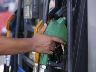 Ministrul Energiei da asigurari soferilor: benzinariile vor aplica reducerea pretului. Romania va avea astfel cel mai mic pret la carburant din UE, dupa Ungaria