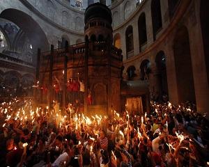 Zeci de mii de credinciosi au asistat la aprinderea Sfintei Lumini la Biserica Sfantului Mormant din Ierusalim