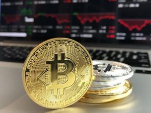 Bitcoin continua sa creasca si ajunge la o valoare de peste 8.000 de dolari, maximul ultimelor zece luni