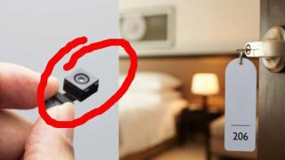 Cum iti dai seama daca in camera de hotel sunt montate camere ascunse: 3 modalitati simple de a verifica