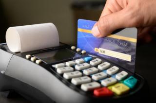 Expert: Abandonati cardurile de debit si folositi-le pe cele de credit: Banii sunt mai protejati
