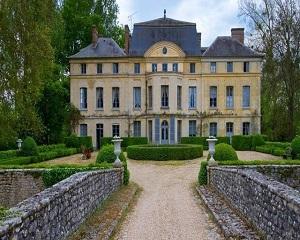 Catherine Deneuve isi vinde castelul din Guainville