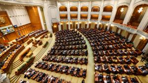 Noua conducere BNR, votata in unanimitate in Parlament. Isarescu a obtinut un nou mandat