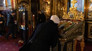 Preotii recomanda romanilor sa nu mai sarute icoanele din biserica, doar pe cele de acasa: Prima minune e apa si sapunul