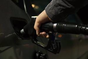 Coronavirusul si razboiul preturilor de pe piata petrolului ar putea duce la ieftinirea carburantilor cu 50 de bani/litru