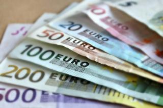 Cursul euro-leu sta pe un butoi de pulbere. In curand, vom plati 5 lei pentru un euro. Economistii pariaza ca asta se va intampla pana la finele anului