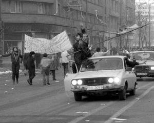 Editorial Dan Manusaride: Piata Universitatii la 23 de ani: Arta diversiunii mostenita de la comunisti