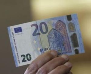 Noua bancnota de 20 de euro ajunge-n buzunare