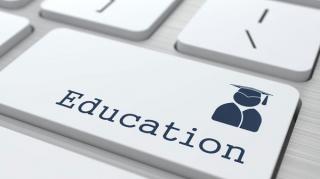 Campanie pentru ca elevii defavorizati sa beneficieze, din aceasta toamna, de acces la educatia online