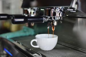 Espressor automat de cafea vs espressor manual - Ce alegi?