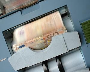 Cate bancnote euro false circula in Europa?