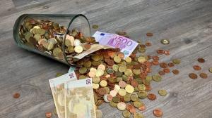 11 maxime pentru euro. Cursul ajunge la 4,7648 lei. MFP cere BNR 