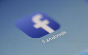 Facebook nu cedeaza santajului la care o supun marile companii si nu isi va modifica politica editoriala
