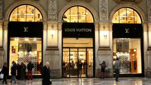 Louis Vuitton incepe sa produca DEZINFECTANT DE MAINI  pe care il ofera gratuit