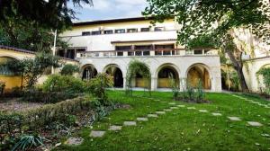 Vila singurului poet roman prim-ministru este de vanzare cu 5-6 milioane de euro sau poate fi inchiriata cu 19.000 de euro pe luna
