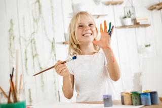 Dezvoltarea creativitatii la copii: 7 metode care functioneaza