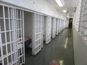 Proiect de lege adoptat de Senat: Unii detinuti sa isi execute pedepsele ACASA. Cine beneficiaza