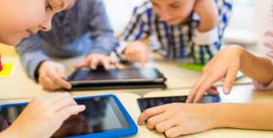 O noua tara interzice folosirea smartphone-urilor in scoli. Motivul: Performantele elevilor scad