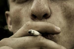 Statul interzice fumatul in spatiile publice, dar subventioneaza cu generozitate cultivarea tutunului