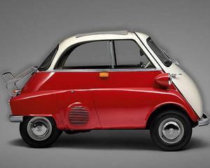 Directorul Festivalului SoNoRo a venit la Ateneu la bordul unui BMW Isetta 300