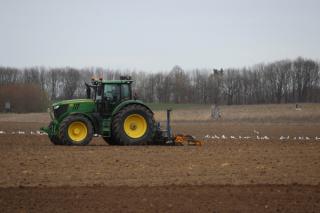 Trecand de la plugul cu boi, la tractoare monitorizate prin GPS, afacerile din agricultura romanesca pot creste la 20 miliarde de euro