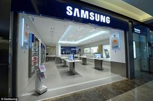 Telefonul cu clapeta se intoarce in varianta premium. Samsung lanseaza smartphone-ul W2019 - FOTO