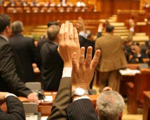 Senatorii au adoptat Legea darii in plata: Prima Casa ramane inclusa in proiect