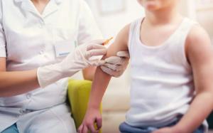 Legea vaccinarii obligatorii. Ce vaccinuri vor fi facute celor mici
