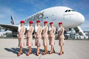 Emirates Airlines angajeaza insotitori de bord din Romania. Salarii medii de 2.300 de euro