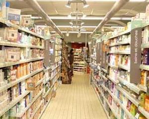 Inspectorii de la Protectia Consumatorului au retras din magazine 100.000 de litri de apa neomologata