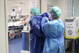 Imaginati-va o lume in care medicii ar refuza sa sterilizeze instrumentarul si sa poarte masca in sala de operatie
