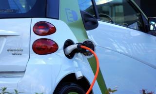 Paradoxul pietei auto: numarul de statii de reincarcare pentru masini electrice creste in benzinarii