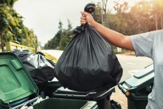 Se confisca masini: Sactiuni dure pentru cei care transporta si arunca ilegal gunoiul
