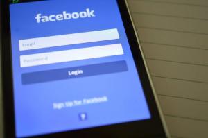 Moderatorii de continut ai retelei de socializare Facebook parasesc compania cu traume mentale accentuate