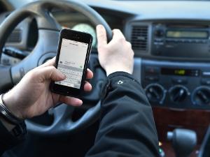 Codul Rutier a fost modificat: Nu se mai aplica amenzi pentru tinerea telefonului in mana, la volan