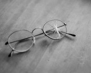 Persoanele cu probleme de vedere vor renunta la ochelari peste 20 de ani