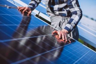 Panouri fotovoltaice pentru romanii speriati de facturi: relaxarea conditiilor de finantare, cel mai mare cadou in criza energetica actuala