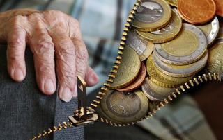 Milioane de romani se trezesc azi cu o stire surpriza: pensiile lor incep sa creasca